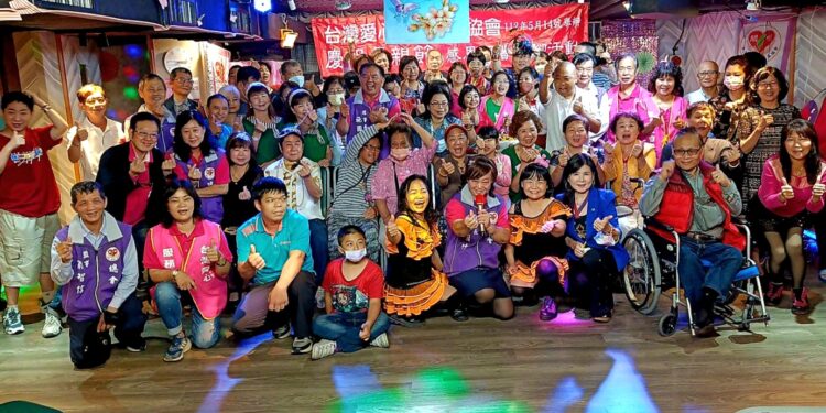 溫馨感人為媽媽洗腳 母親佳節傳達感恩的心