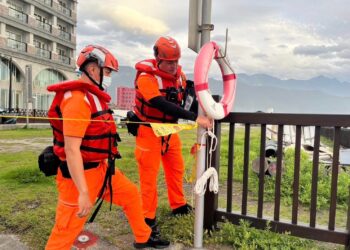 瑪娃颱風巨浪來襲 花蓮岸巡呼籲民眾勿觀浪