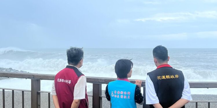 瑪娃颱風海警發布 三長聯袂視察榮光抽水站防颱整備 瑪娃颱風海警發布 三長聯袂視察榮光抽水站防颱整備