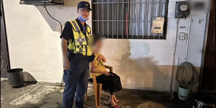 白蟻大軍入侵超崩潰 警伴獨居嬤度過蟲蟲危機