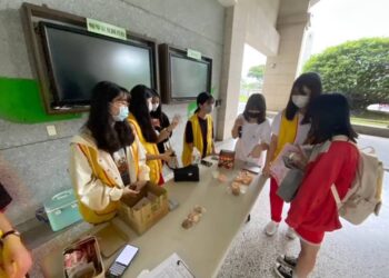 義賣助植物人  花蓮女中手作餅乾