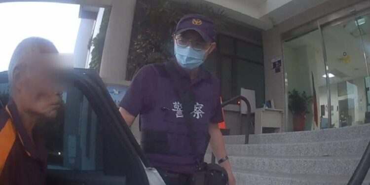 老翁記憶錯亂迷了路求助 警六工業所警員協助返家