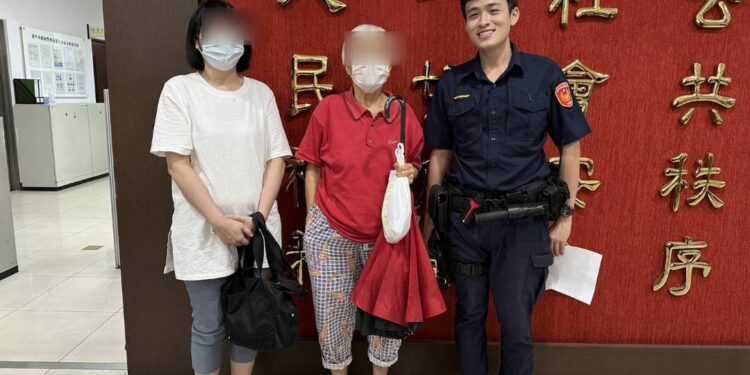 迷途老嫗廟宇徘徊 中警熱心助返家 迷途老嫗廟宇徘徊 中警熱心助返家
