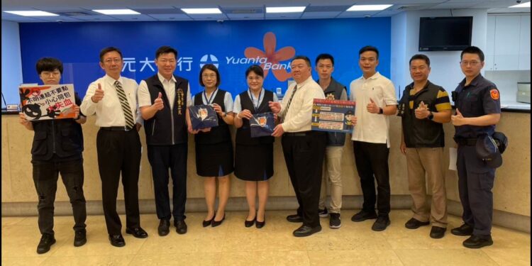 這3間銀行阻詐逾「千萬」 警長頒發「市民之光」感謝狀表揚 這3間銀行阻詐逾「千萬」 警長頒發「市民之光」感謝狀表揚