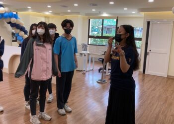 醒吾職場英語多元化  化身空姐體驗客艙服務