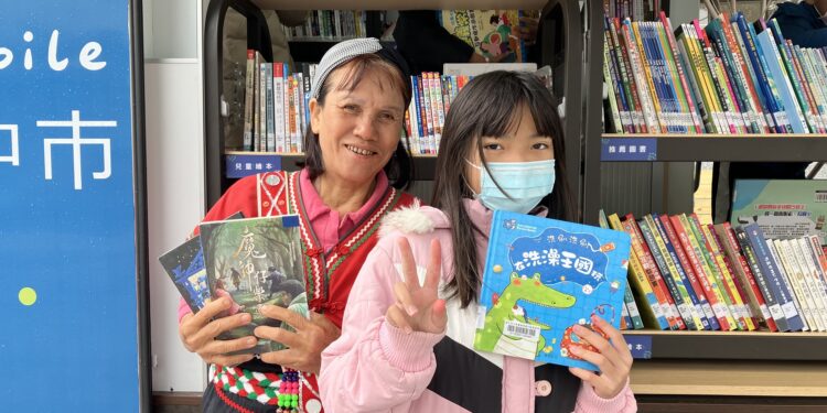 閱讀零距離中市文健站、偏鄉校園飄書香