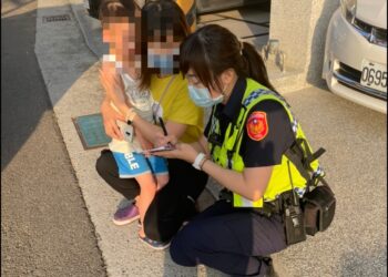 7歲迷途男童緊握著女警的手找回家的路 清水警將男童安全送回母親抱