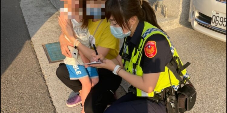 7歲迷途男童緊握著女警的手找回家的路 清水警將男童安全送回母親抱