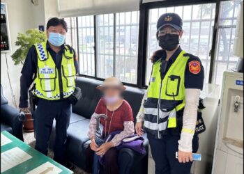 8旬嬤十公里路尋兒迷途 女警靠「長輩機」助團圓