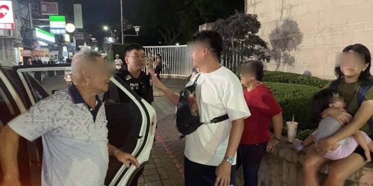 中警助迷途外籍遊客團圓 警車護送印象深刻 中警助迷途外籍遊客團圓 警車護送印象深刻