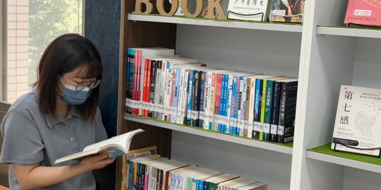 借書換中信兄弟球票  中市圖「閱讀全壘打」6/27開跑