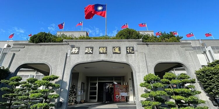 反了反了》花蓮縣政府職員:給我們零分沒有關係!我們不需要! 我們也會不配合!客委會只會亂花錢!弄這個什麼鬼東西! 反了反了》花蓮縣政府職員:給我們零分沒有關係!我們不需要! 我們也會不配合!客委會只會亂花錢!弄這個什麼鬼東西!