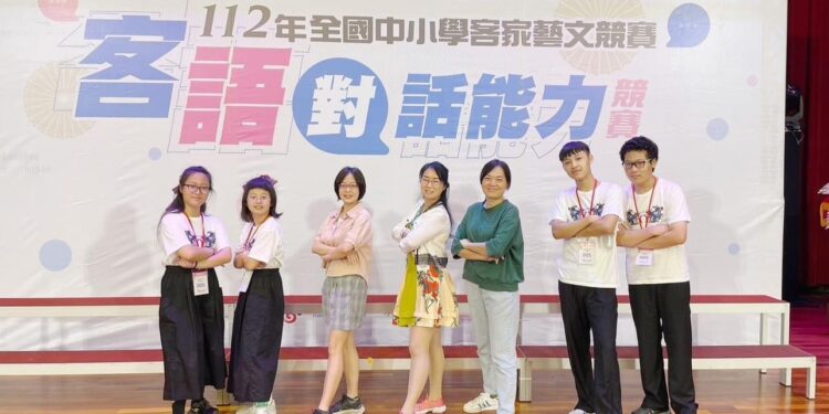 吉安國中「全國客語對話能力」即席抽題60隊硬仗黑馬奔馳勇奪榜眼 吉安國中「全國客語對話能力」即席抽題60隊硬仗黑馬奔馳勇奪榜眼