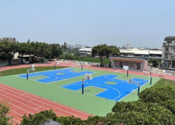 員東國小60歲最棒的生日禮物 運動操場及多功能跑道看台落成