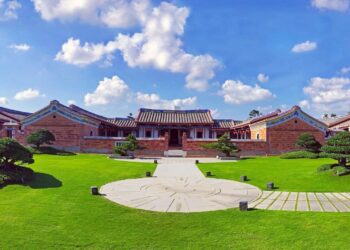 園紫薇花季成最美約會聖地情人免費，情侶咬咬半價