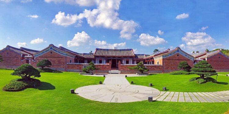 園紫薇花季成最美約會聖地情人免費，情侶咬咬半價