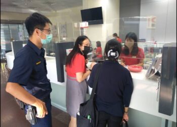 女疑遭詐騙欲匯款60萬 員警行員勸說聯手成功阻詐