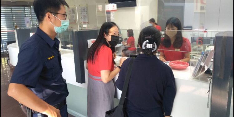 女疑遭詐騙欲匯款60萬 員警行員勸說聯手成功阻詐 女疑遭詐騙欲匯款60萬 員警行員勸說聯手成功阻詐