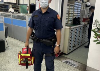 小孩發燒母親急求救 警火速開道協助送醫