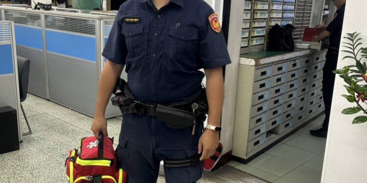 小孩發燒母親急求救 警火速開道協助送醫 小孩發燒母親急求救 警火速開道協助送醫