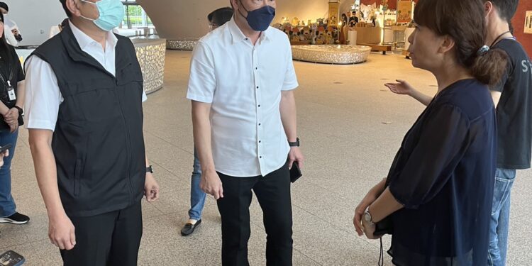 歌劇院有「詐」彈?中市警六分局長率隊地毯搜索守護市民安全