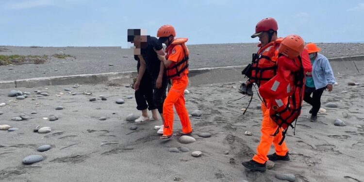 民眾遭浪襲落海 海巡奮勇下水救援