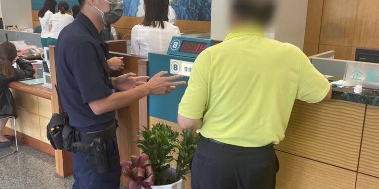 男子欲匯買車尾款險遭詐 警民靠這些線索識破詐騙 男子欲匯買車尾款險遭詐 警民靠這些線索識破詐騙