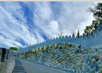 穿著學士服遊萬里長城 美好回憶199元入園