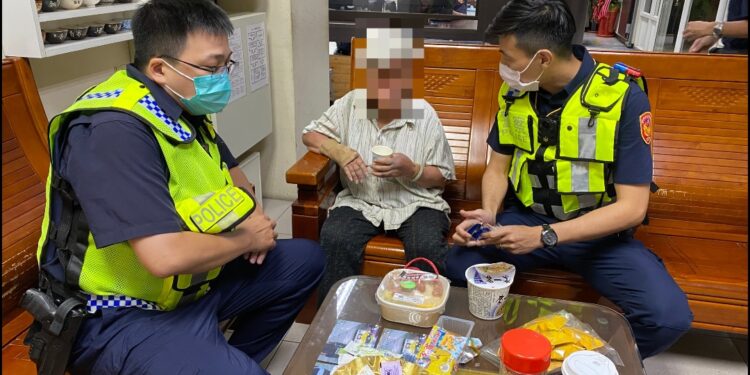 老婦人深夜獨自徘徊路口 波麗士鷹眼發現帶回照顧 老婦人深夜獨自徘徊路口 波麗士鷹眼發現帶回照顧
