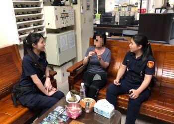 跪爬口念「彌賽亞I am coming」 警方靠這句話助精神不穩女子返家