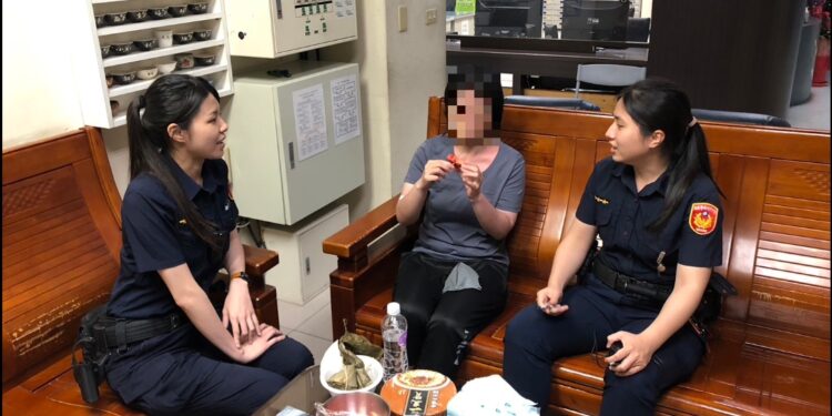 跪爬口念「彌賽亞I am coming」 警方靠這句話助精神不穩女子返家 跪爬口念「彌賽亞I am coming」 警方靠這句話助精神不穩女子返家