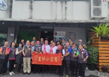 2023客家小炒全國爭霸賽連記海產奪冠 花蓮縣客屬會頒發「客家小炒王」匾額恭賀