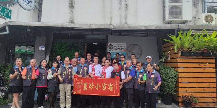 2023客家小炒全國爭霸賽連記海產奪冠 花蓮縣客屬會頒發「客家小炒王」匾額恭賀 2023客家小炒全國爭霸賽連記海產奪冠 花蓮縣客屬會頒發「客家小炒王」匾額恭賀