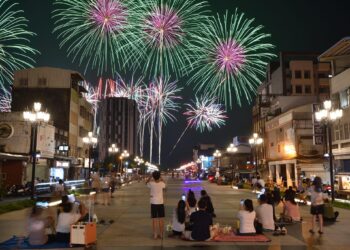 2023花蓮夏戀嘉年華7月9日圓滿落幕 東大門及金三角商圈人潮滿滿 日出大道民眾聽唱歌看煙火