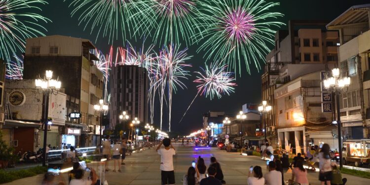 2023花蓮夏戀嘉年華7月9日圓滿落幕 東大門及金三角商圈人潮滿滿 日出大道民眾聽唱歌看煙火