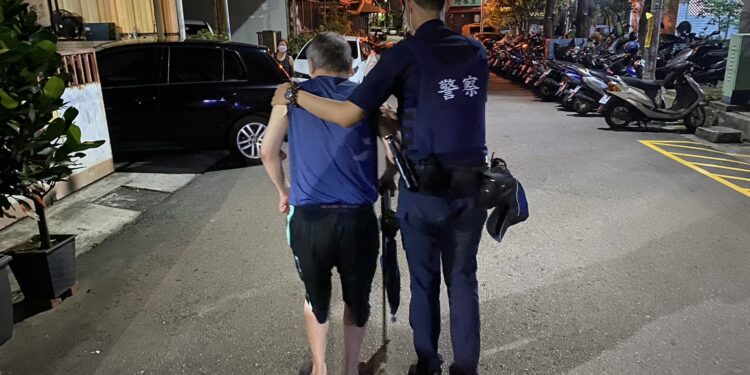 七旬翁行動不便回不了家 何安暖警背他上樓