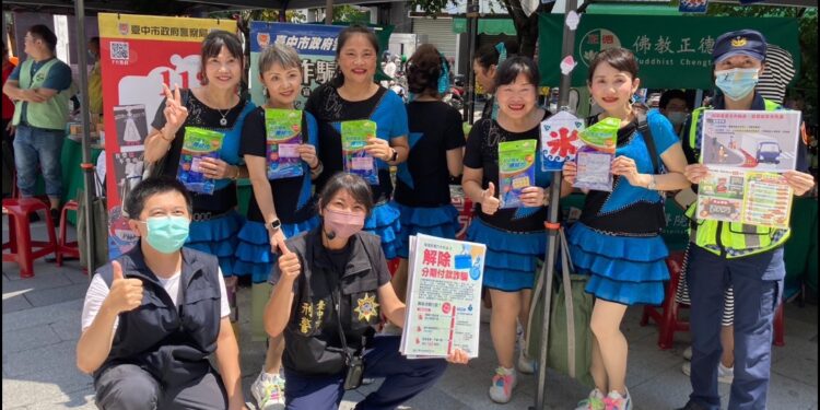 中警四分局廣場宣傳防詐 直擊民眾收到「交通違規罰鍰未繳」簡訊