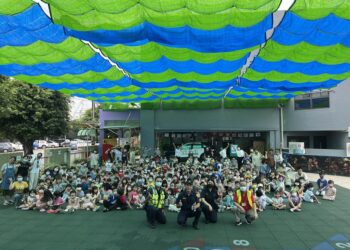 中警現身幼兒園 大秀警用裝備