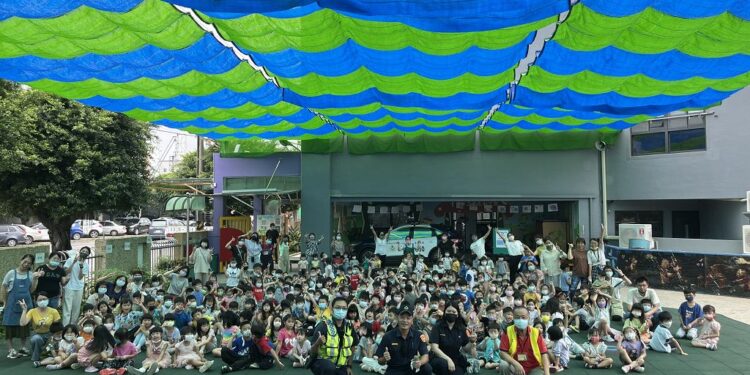 中警現身幼兒園 大秀警用裝備 中警現身幼兒園 大秀警用裝備