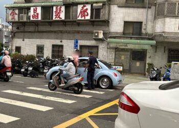 哆啦A夢也沒轍 金龜車拋錨冒煙還是得靠他