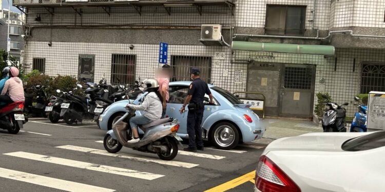 哆啦A夢也沒轍 金龜車拋錨冒煙還是得靠他 哆啦A夢也沒轍 金龜車拋錨冒煙還是得靠他