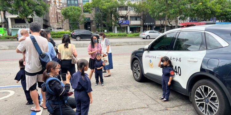 夏波麗士大人 這間派出所迎來最萌實習生