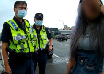 女子欠債心累在橋邊飆淚 暖心警民相伴挺過窒息壓力