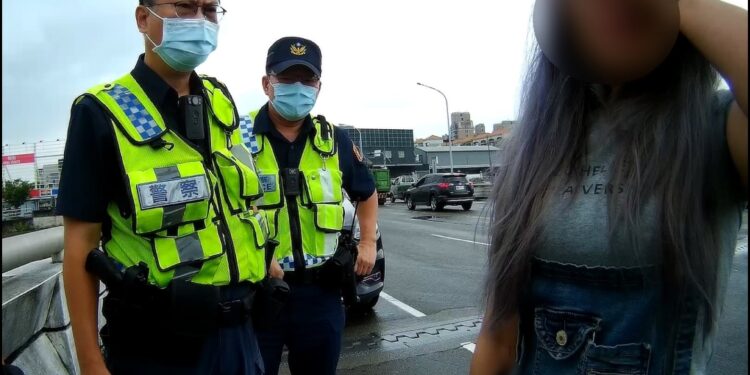 女子欠債心累在橋邊飆淚 暖心警民相伴挺過窒息壓力 女子欠債心累在橋邊飆淚 暖心警民相伴挺過窒息壓力