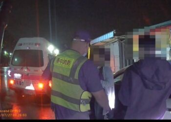 女子駕車身體不適 警颱風夜冒雨救援