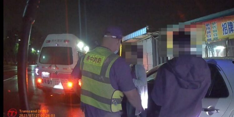 女子駕車身體不適 警颱風夜冒雨救援