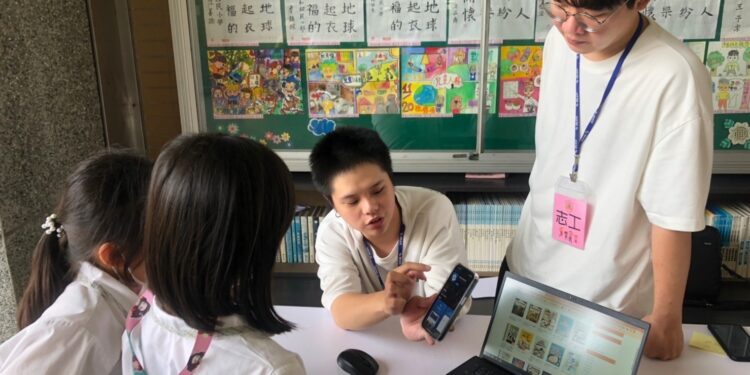 數位閱讀正夯 中市圖攜手數位青年T大使前進校園推廣電子書