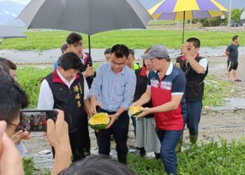 杜蘇芮颱風豪雨強襲 花蓮西瓜農損慘重 立委傅崐萁協助爭取災害補助 陳吉仲主委允諾全力救助每公頃補助6萬2加2萬元資材補助！