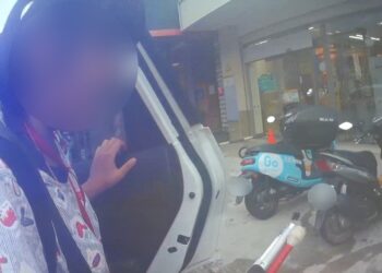 白手杖女孩趕赴約 警這句「小心！」開啟暖心旅程