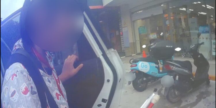 白手杖女孩趕赴約 警這句「小心！」開啟暖心旅程